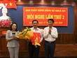 Bí thư Tỉnh ủy Sóc Trăng Lâm Văn Mẫn trao Quyết định của Thủ tướng Kl993 ưu đãi thưởng hấp dẫn cho ông Trần Văn Lâu, Phó Bí thư Tỉnh ủy, giữ chức Chủ tịch UBND tỉnh.