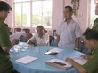 Cơ quan Cảnh sát điều tra Công an tỉnh Bạc Liêu tống đạt quyết định đối với bị can Ngô Chí Dũng (thứ ba, từ phải qua).