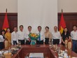 PGS.TS. Nguyễn Kim Anh – Phó Thống đốc NHNN, Chủ tịch Hội đồng tư vấn đánh giá nghiệm thu đề tài cấp Bộ của NHNN cùng các thành viên Hội đồng tặng hoa chúc mừng đề tài cấp Bộ của Vietcombank được đánh giá xuất sắc.