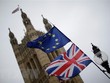 Cờ Anh (phía dưới) và cờ EU (phía trên) tại London, Anh. (Ảnh: THX/TTXVN).