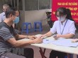 Trao tiền hỗ trợ cho các đối tượng gặp khó khăn do dịch bệnh COVID-19 theo tinh thần Nghị quyết 42 của Kl993 ưu đãi thưởng hấp dẫn. (Ảnh minh họa. Nguồn: TTXVN).