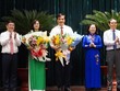 Ông Lê Hoà Bình và bà Phan Thị Thắng nhận hoa chúc mừng từ lãnh đạo TPHCM.