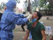 Cán bộ Trung tâm Kiểm soát bệnh tật tỉnh Quảng Bình lấy mẫu xét nghiệm trường hợp F1 liên quan đến bệnh nhân BN1291 tái dương tính.