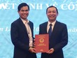 Chủ tịch UBND tỉnh Sơn La Hoàng Quốc Khánh trao quyết định bổ nhiệm cho ông Nguyễn Đức Thành.