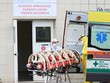Nhân viên y tế chuyển bệnh nhân nhiễm COVID-19 tới bệnh viện ở Rome, Italy. (Ảnh: THX/TTXVN).