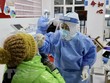 Nhân viên y tế lấy mẫu dịch xét nghiệm COVID-19 cho người dân tại thành phố Tuy Phân Hà, tỉnh Hắc Long Giang, Trung Quốc. (Ảnh: THX/TTXVN)