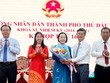 Bà Cúc nhận hoa chúc mừng (Ảnh: BS).