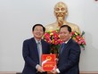 Ông Hồ Quốc Dũng (bên trái) Bí thư Tỉnh ủy trao Quyết định chuẩn y Chủ tịch UBND tỉnh Bình Định cho ông Nguyễn Phi Long.
