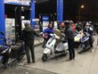 Nhân viên Petrolimex đang bán xăng cho khách hàng. (Ảnh: Đức Duy/Vietnam+).