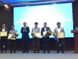 Chủ tịch UBND TP.Đà Nẵng, ông Lê Trung Chinh tặng bằng khen cho các tập thế thực hiện tốt chương trình hợp tác truyền thông với thành phố.