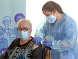 Một cụ bà được tiêm vắcxin ngừa COVID-19 tại L'Hospitalet de Llobregat, Tây Ban Nha ngày 27/12/2020. (Ảnh: AFP/TTXVN).