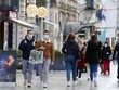 Người dân đeo khẩu trang phòng dịch COVID-19 tại Paris, Pháp. (Ảnh: Kyodo/TTXVN).