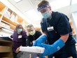 Các kỹ thuật viên dược nhận bàn giao vắc xin Covid-19 của hãng Pfizer-BioNTech tại Madison, bang Wisconsin, Mỹ (Ảnh: Reuters).