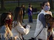 Người dân đeo khẩu trang phòng lây nhiễm COVID-19 tại Washington, D.C., Mỹ, ngày 12/12/2020. (Nguồn: THX/TTXVN).