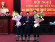 Chủ tịch UBND tỉnh Nam Định chúc mừng tân Giám đốc Sở GTVT Nam Định Đinh Xuân Hùng (phải). Ảnh: báo Tiền phong.