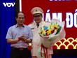 Ông Võ Ngọc Thành- Chủ tịch UBND tỉnh Gia Lai tặng hoa chúc mừng Thiếu tướng Rah Lan Lâm.