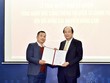 Bộ trưởng, Chủ nhiệm VPCP Mai Tiến Dũng trao Quyết định bổ nhiệm Tổng Giám đốc Cổng TTĐT Kl993 ưu đãi thưởng hấp dẫn cho ông Nguyễn Hồng Sâm. Ảnh: VGP/Nhật Bắc.