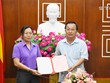 Bà Huỳnh Thị Diễm Ngọc, tân Phó Chủ tịch UBND tỉnh Sóc Trăng (bìa trái, ảnh Báo Sóc Trăng).