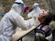 Nhân viên y tế lấy mẫu xét nghiệm Covid-19 (Ảnh: Reuters)