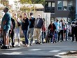 Những người từ 65 tuổi trở lên xếp hàng chờ tiêm vaccine Covid-19 ở Sarasota, Florida ngày 4/1/2021. Ảnh: Reuters.