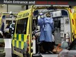 Chuyển bệnh nhân mắc COVID-19 tới bệnh viện ở London, Anh. (Ảnh: AFP/TTXVN).