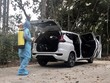 Khử khuẩn xe do tài xế M.T.T chở khách về Sóc Trăng. (Ảnh: TTXVN phát).