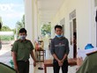 Công an đọc lệnh bắt giam đối với Lê Văn Dinh.