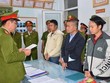 Tống đạt các quyết định khởi tố bị can và bắt tam giam 3 đối tượng Nguyễn Tấn Bá, Lương Thanh Trung và Nguyễn Văn Sơn. (Nguồn: BHXH Việt Nam).