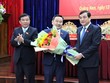 Ông Phan Việt Cường, Bí thư Tỉnh ủy, Chủ tịch HĐND tỉnh Quảng Nam (phải) tặng hoa chúc mừng ông Nguyễn Công Thanh (giữa).