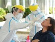 Nhân viên y tế lấy mẫu xét nghiệm COVID-19. (Ảnh: Văn Dũng/TTXVN).