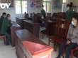 Bộ đội biên phòng tỉnh Quảng Trị lấy lời khai những người nhập cảnh trái phép.