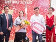 Bác Trần Thị Phúc cùng con trai – anh Võ Anh Kiệt nhận chiếc xe Mercedes C180 tại lễ trao giải chương trình “Chinh phục Kl99com thể thao, casino, nổ hũ, bắn cá – Rinh ngay xe Merc”.
