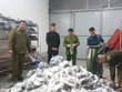 Lực lượng chức năng phát hiện thu giữ các sản phẩm quần áo, giầy dép lậu tại Hải Dương. (Ảnh: TTXVN phát).