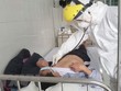 Điều trị cho một bệnh nhân mắc COVID-19. (Ảnh: TTXVN).