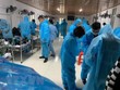 Cán bộ y tế trung tâm y tế huyện Vân Đồn ra quân ngày cao điểm thứ 2. (Ảnh: TTXVN phát).