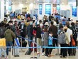 Hành khách làm thủ tục chuyến bay tại sân bay Nội Bài. (Ảnh: CTV/Vietnam+).