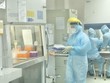 Nhân viên CDC Hà Nội làm xét nghiệm COVID-19. (Ảnh: Minh Quyết/TTXVN).