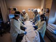 Điều trị cho một ca mắc Covid-19 ở Mission Hills, California (Ảnh: Bloomberg).