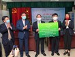 Ông Đào Minh Tuấn – Phó tổng giám đốc, Chủ tịch Công đoàn Vietcombank (thứ 2 từ phải sang) trao biển tượng trưng số tiền 10 tỷ đồng quà Tết cho 20.000 NNCĐ da cam/dioxin TP. Hà Nội