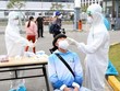 Lấy mẫu xét nghiệm cho công nhân Công ty Best Pacific thuộc Khu công nghiệp Lương Điền - Cẩm Điền, huyện Cẩm Giàng. (Ảnh: Mạnh Tú/TTXVN).