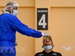 Nhân viên y tế lấy mẫu xét nghiệm COVID-19 cho người dân tại Petaling Jaya, Malaysia, ngày 18/1/2021. (Ảnh: THX/TTXVN).