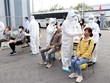 Lấy mẫu xét nghiệm cho công nhân ở huyện Cẩm Giàng. (Ảnh: Mạnh Tú/TTXVN).