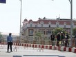 Người dân và công nhân không được phép ra, vào khu vực có ca nhiễm COVID-19. (Ảnh: TTXVN/phát).