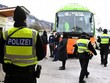 Cảnh sát Đức kiểm tra khu vực biên giới tiếp giáp với vùng Tyrol của Áo. Ảnh: DW.