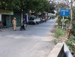 Giám sát đường vào xã Hoàng Động, huyện Thủy Nguyên, nơi bệnh nhân sinh sống. (Ảnh: Hoàng Ngọc/TTXVN).