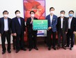 Ông Nguyễn Xuân Cao Cường – Giám đốc Vietcombank Hải Dương (thứ ba từ phải sang), thay mặt Ban lãnh đạo Vietcombank trao biển tài trợ 01 máy xét nghiệm COVID-19 cho tỉnh Hải Dương.