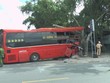 Phần đầu xe khách nát bét và trụ điện gãy đôi.