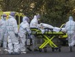 Nhân viên y tế chuyển bệnh nhân COVID-19 tới bệnh viện tại Praha, Cộng hòa Séc. (Ảnh: AFP/TTXVN).