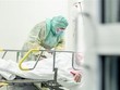Nhân viên y tế chăm sóc bệnh nhân nhiễm COVID-19 tại bệnh viện ở Turku, Phần Lan. (Ảnh: AFP/TTXVN).
