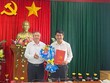 Ông Nguyễn Giờ, Trưởng Ban Tổ chức Tỉnh ủy (bên phải) trao Quyết định cho ông Lương Đình Tiên.